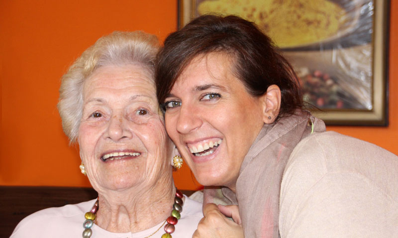 Seniorin mit Frau vom Pflegedienst Blago